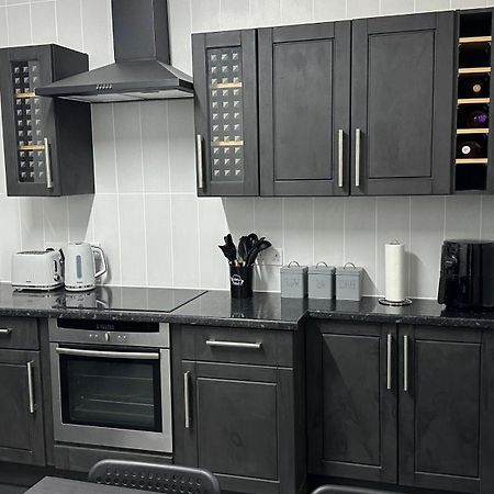 Modern 2 Bed Near Turf Moor Football Stadium, Parks, Canal And Lake バーンリー エクステリア 写真