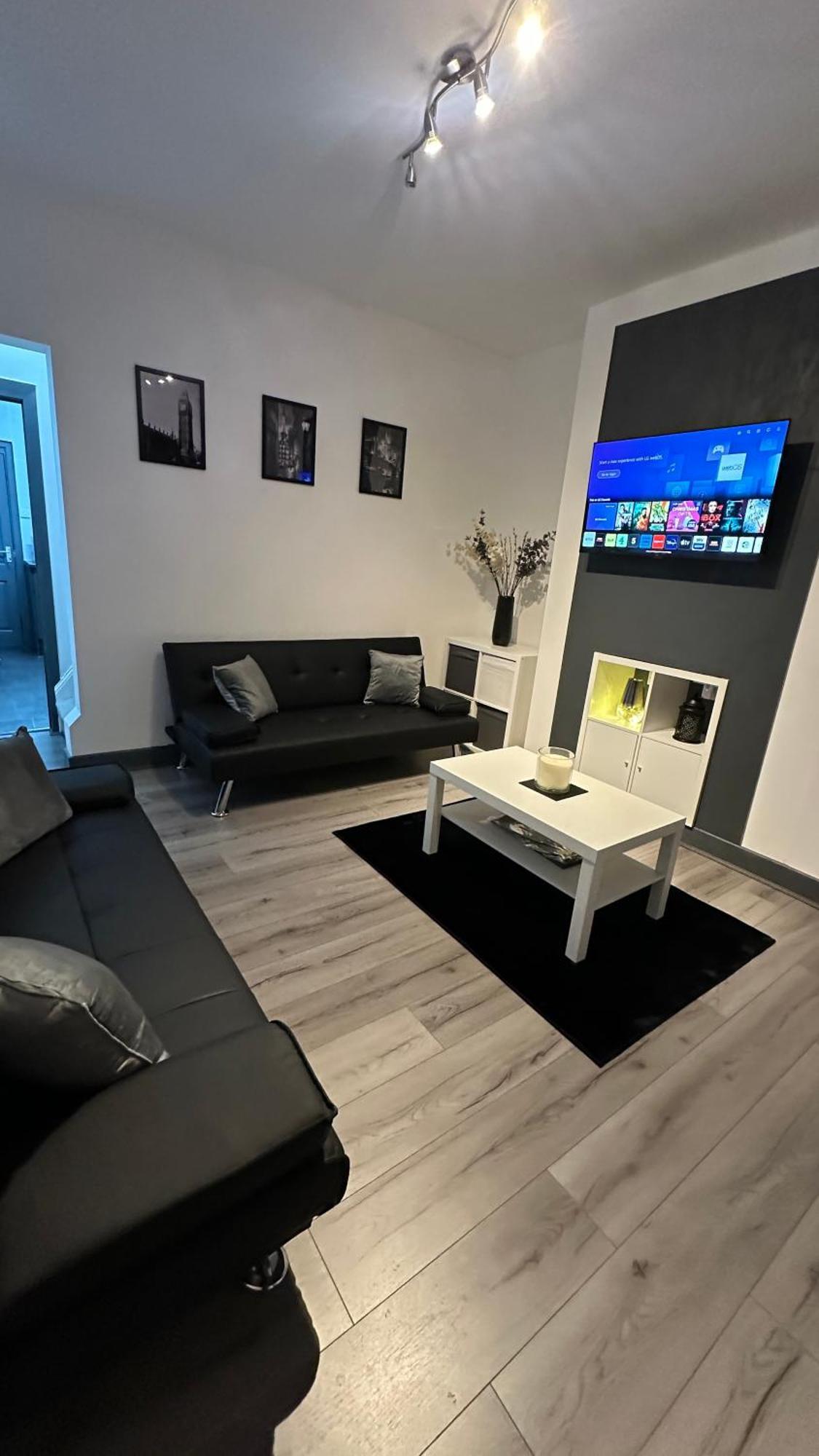Modern 2 Bed Near Turf Moor Football Stadium, Parks, Canal And Lake バーンリー エクステリア 写真